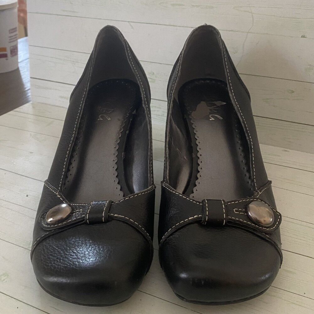 BCBG GTX Women Shoe 9B Black Heels With Button Accent